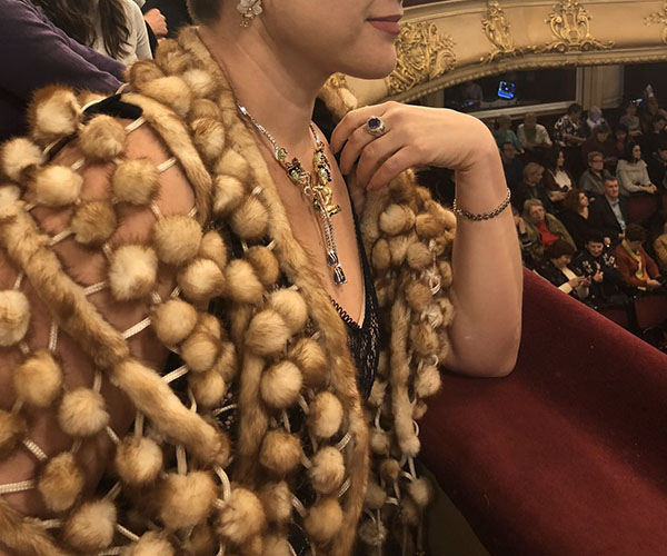 magerit jewellery украшение на шее в опере в Киеве.