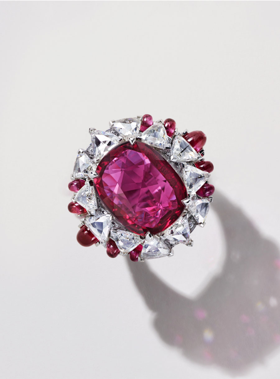 Треугольные бриллианты и рубиновые бусинки в гармонии кольца Cartier Треугольные бриллианты и рубиновые бусинки в гармонии кольца Cartier