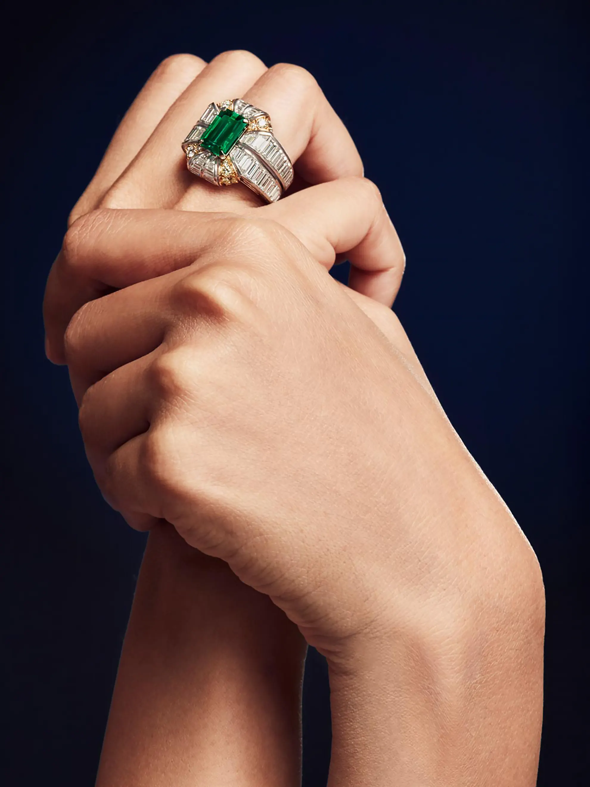 Изумрудный символизм кольца Louis Vuitton