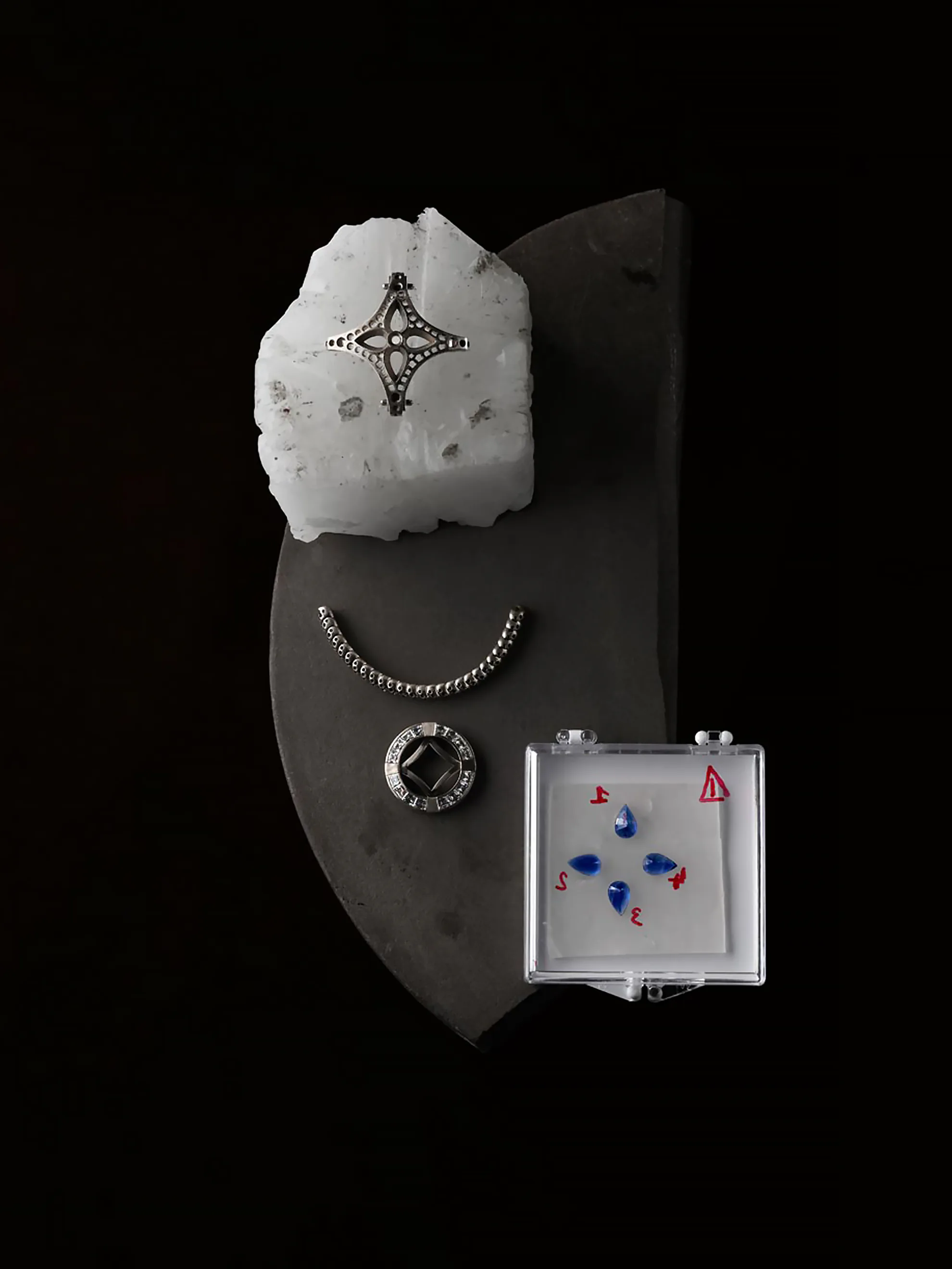 Подбор драгоценных камней для колье Le Mythe Louis Vuitton